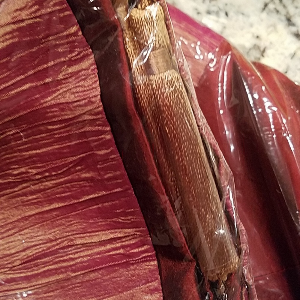 NWT Luminous Table Topper and 12 Napkins